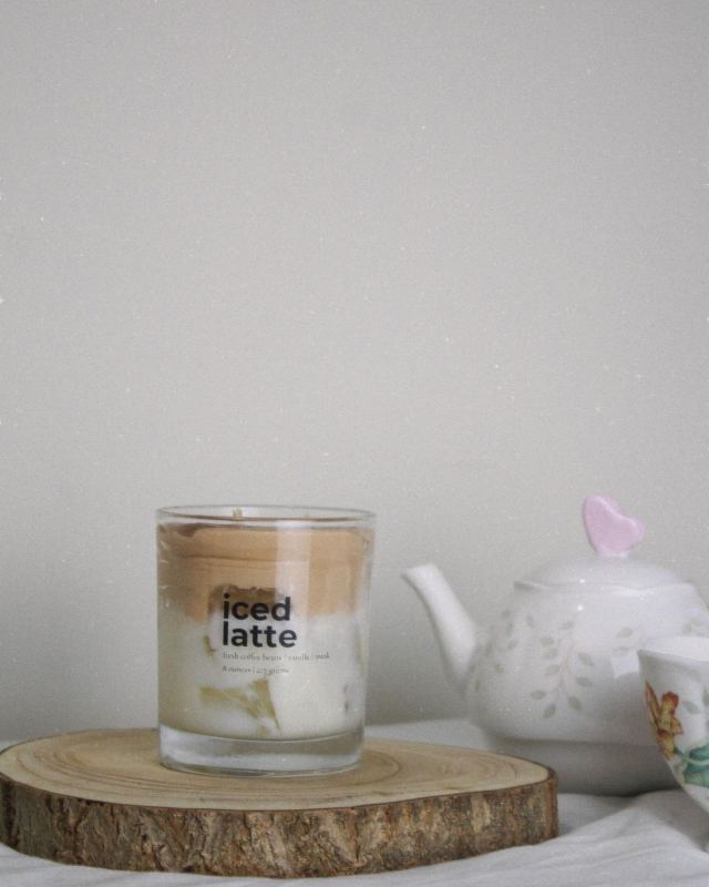 "Iced Latte" scented candle with fresh coffee beans, vanilla, and musk, creating a cozy, café-like atmosphere for coffee lovers.